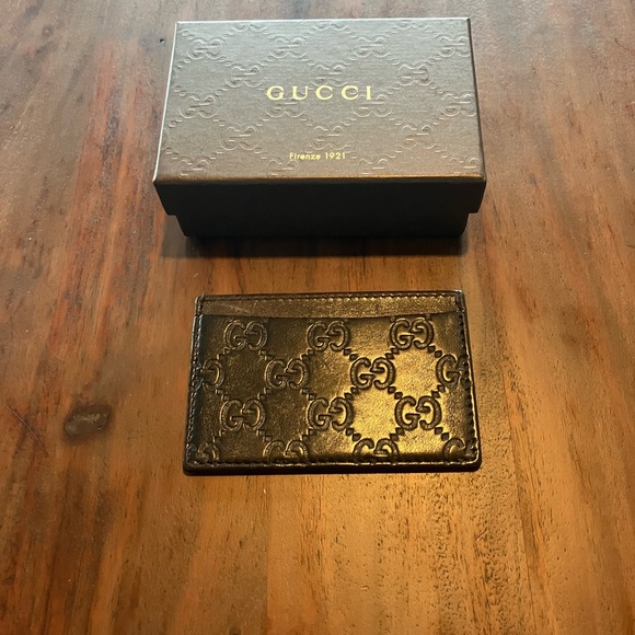 Gucci Embossed chocolate brown card Holder like new condition! - Picture 2 of 6